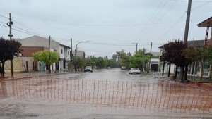 Alerta por lluvias: cortaron una calle en el centro de Cinco Saltos por el nivel del agua