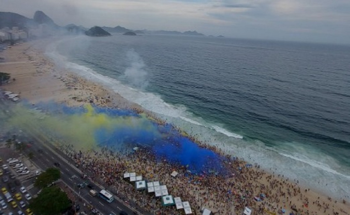 Miles de hinchas de Boca están reunidos en la playa a la espera de la final. Foto: Gentileza. 