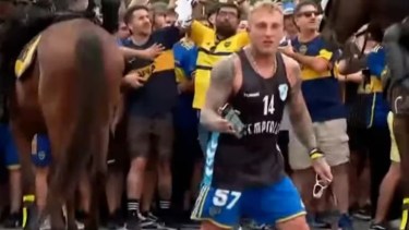 El tenso momento que pasó El Polaco afuera del Maracaná. Foto: Gentileza Infobae. 
