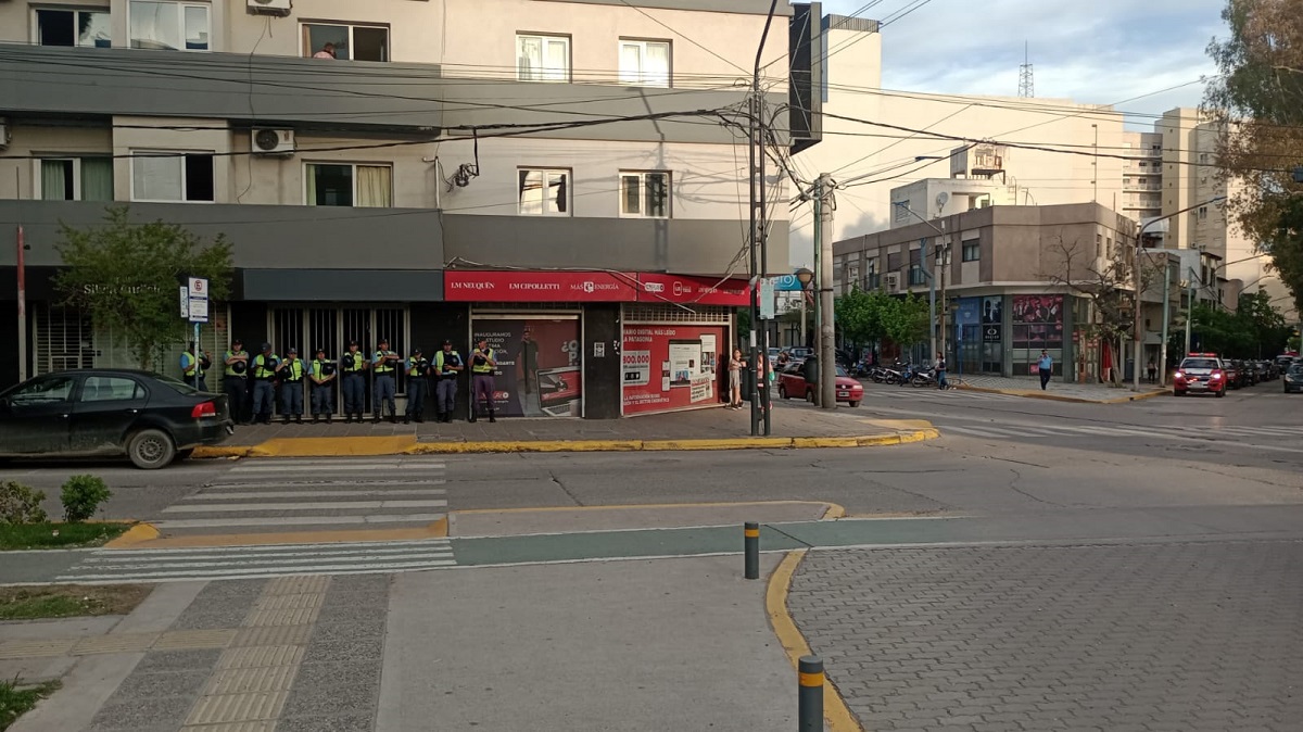 Desde las 18 se cortaron las calles en el centro de Neuquén. Foto: Gentileza. 