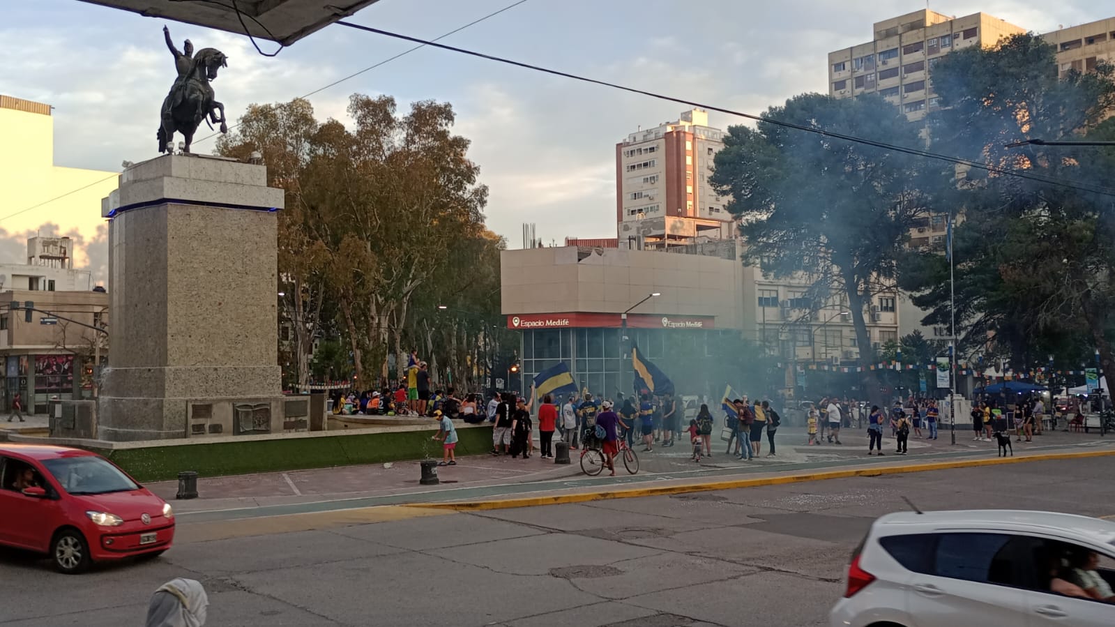 Hinchas de Boca se concentraron en el centro de Neuquén. Foto: Gentileza. 