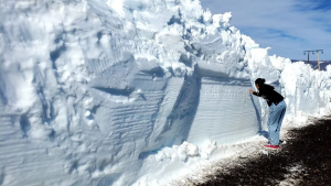 Video: iban de Caviahue a Copahue y las frenó una pared de hielo en una ruta de Neuquén