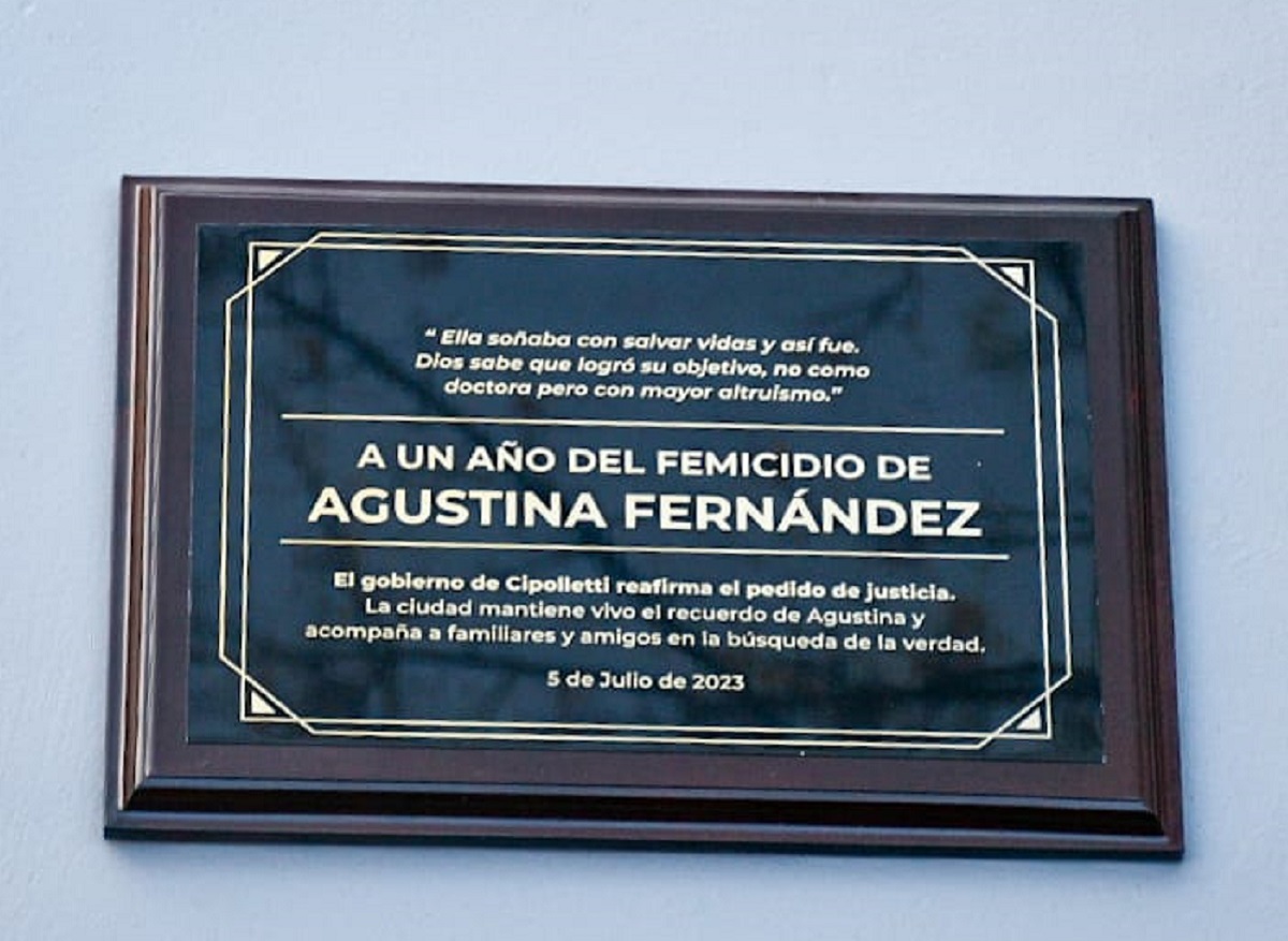 La placa estaba ubicada en la plaza San Martín de Cipolletti. Foto: gentileza. 