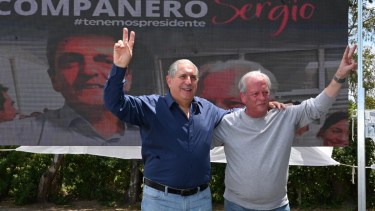 El líder provincial de UPCN, Juan Carlos Scalesi con su par nacional, Andrés Rodríguez. Foto Marcelo Ochoa.