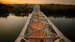 Cerraron el puente Ferrocarretero de Viedma y Patagones