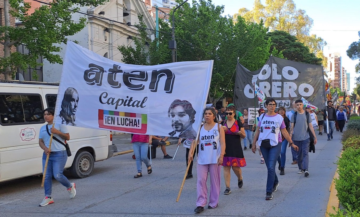 Partidos y referentes de la izquierda marcharon en Neuquén. Foto: Gentileza. 