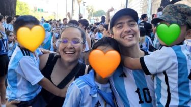 "Una familia de cinco": La historia de adopción de Valeria y Juan, una pareja de abogados de Río Negro