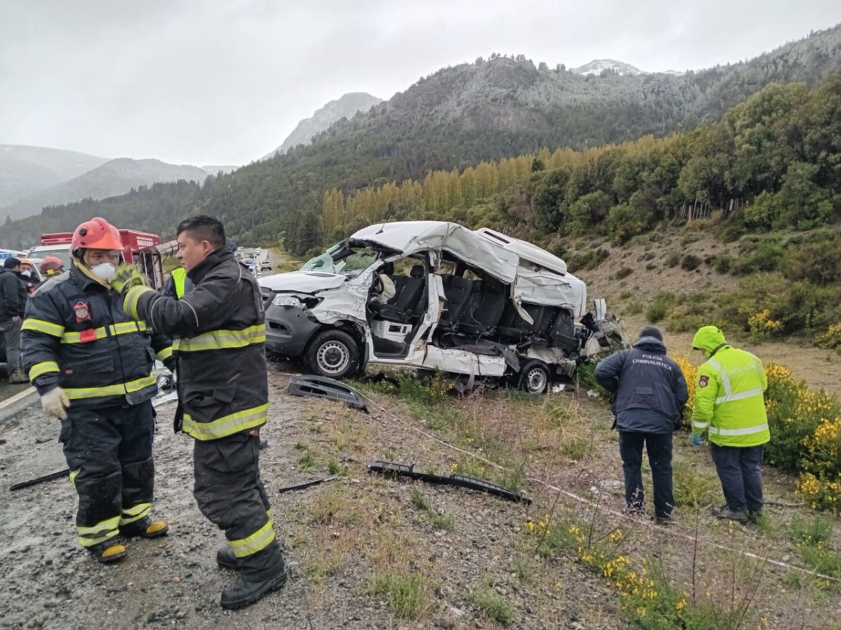 Siete víctimas fatales dejó el choque que ocurrió el sábado por la mañana en la Ruta Nacional 40, entre Bariloche y Villa La Angostura. (Foto: Gentileza) 