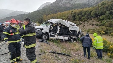Siete víctimas fatales dejó el choque que ocurrió el sábado por la mañana en la Ruta Nacional 40, entre Bariloche y Villa La Angostura. (Foto: Gentileza) 