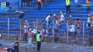 Video | Otra vez violencia en el fútbol: la impactante batalla campal entre barras de Coritiba y Cruzeiro en Brasil