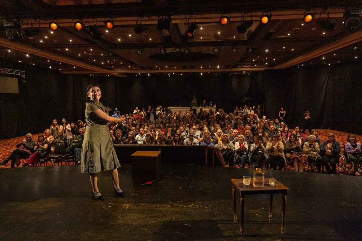 Una noche con "La suerte de la fea": Laura Sarmiento y el público, teatro neuquino.