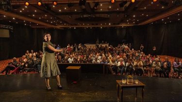 Una noche con "La suerte de la fea": Laura Sarmiento y el público, teatro neuquino.
