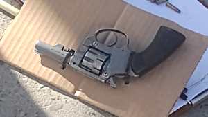 Circulaba con una pistola a plena luz del día y lo detuvieron en Roca