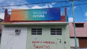 Denuncian vandalismo en la sede de un partido político de Neuquén, a pocos días del balotaje