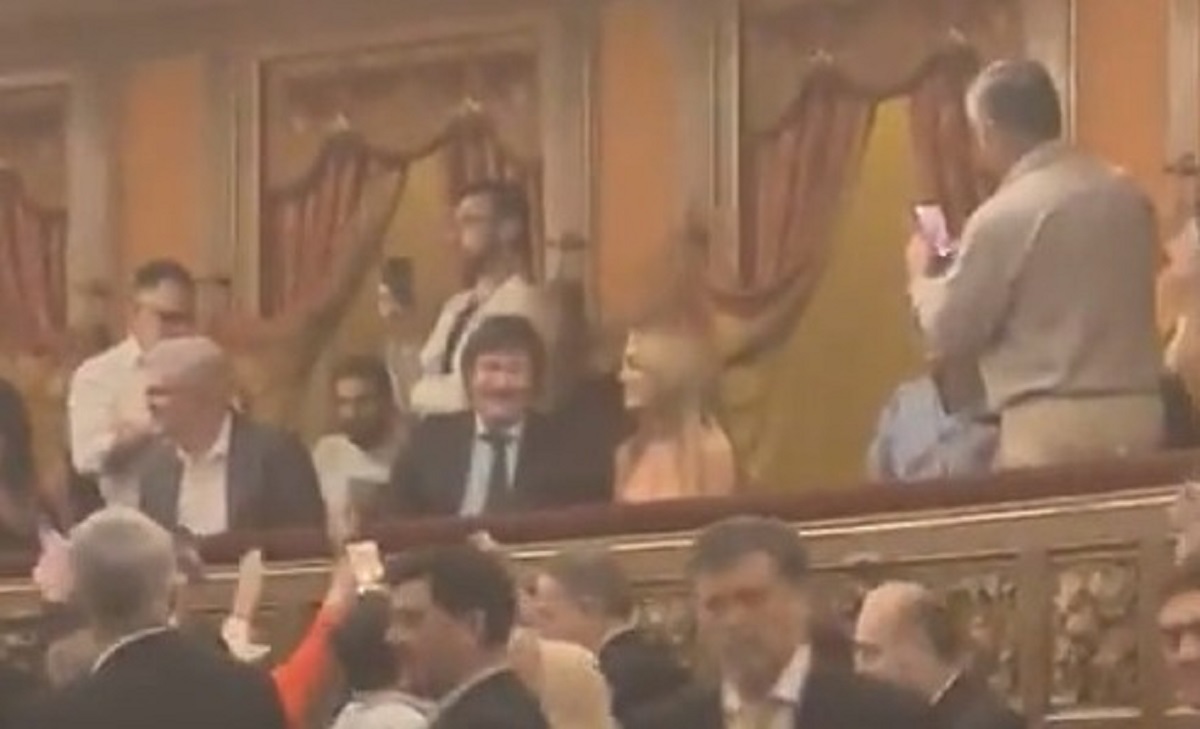 Milei recibió abucheos y cánticos en el Teatro Colón. Foto: Captura. 