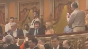 Video: Javier Milei y Fátima Florez recibieron abucheos en el Teatro Colón y debieron irse