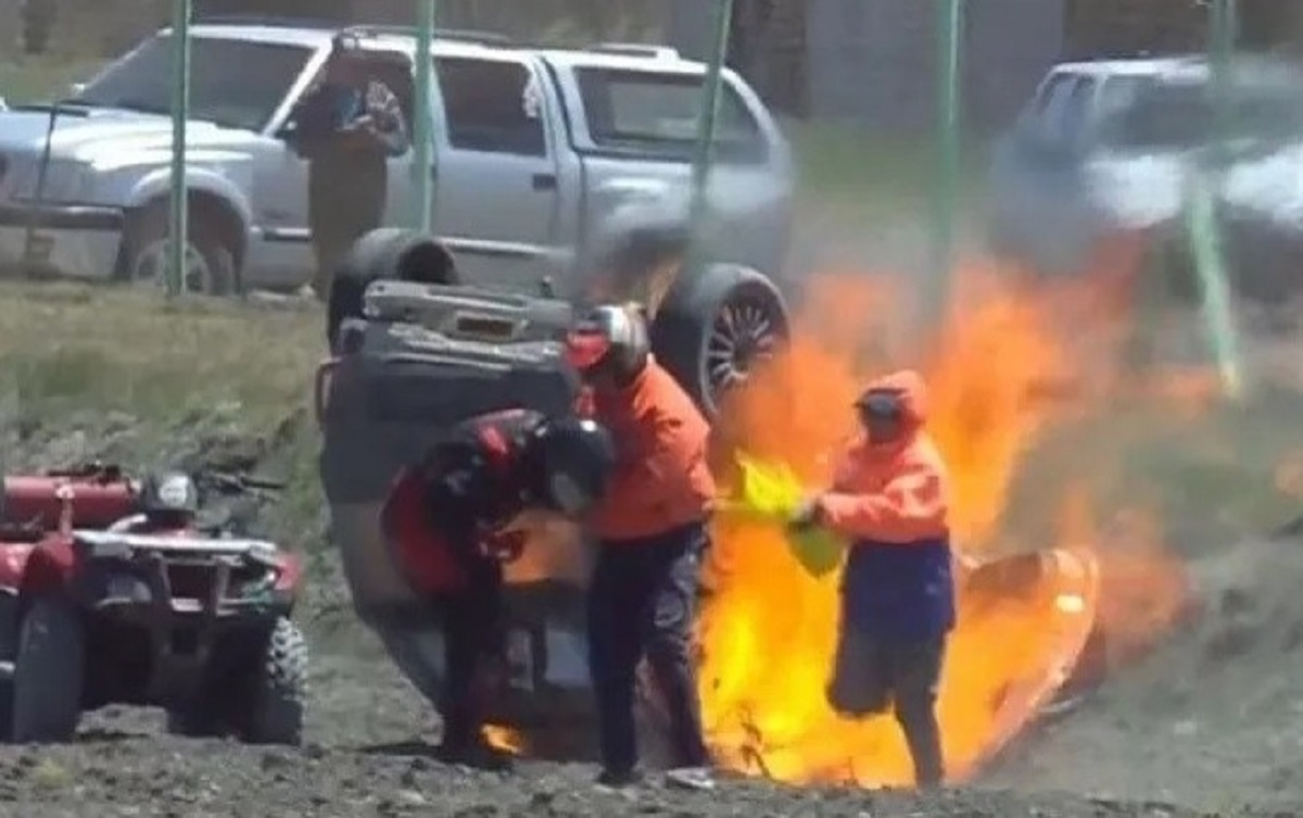 El auto se prendió fuego en su totalidad tras el vuelco. Foto: Gentileza. 