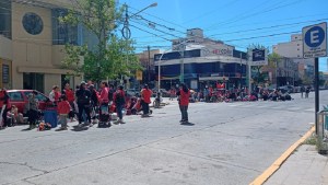 Video: acampe y corte frente a la municipalidad de Cipolletti por recortes en la asistencia social