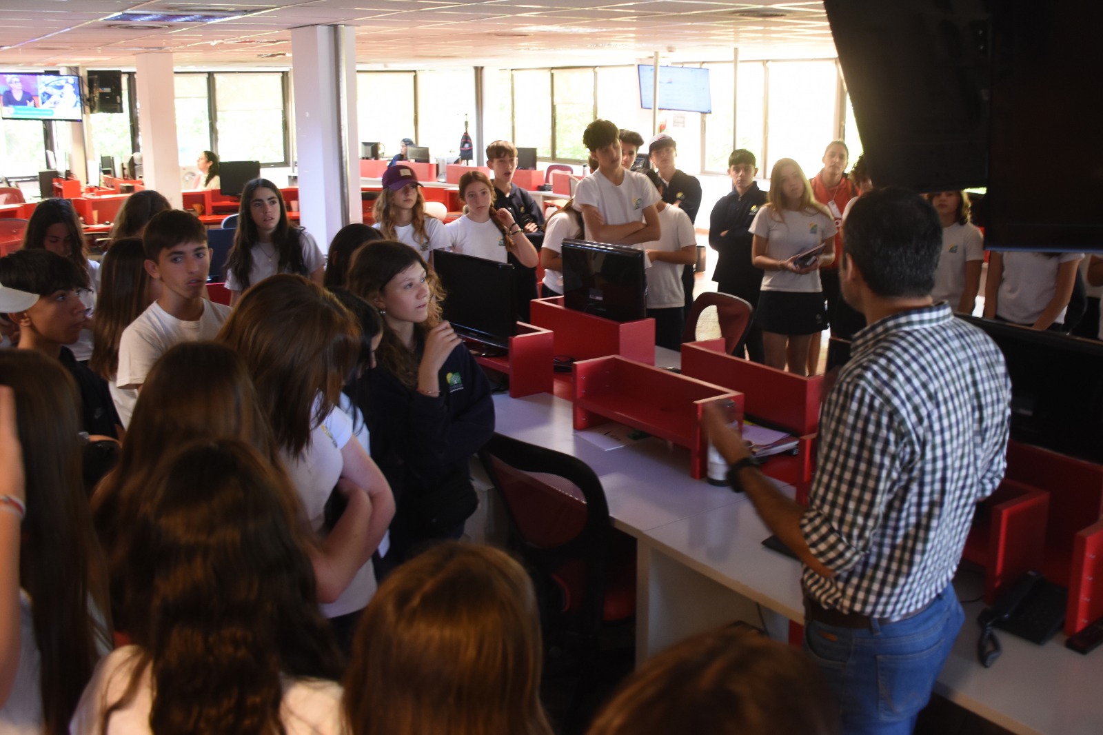 Los alumnos conocieron las instalaciones del diario, en Roca. Foto: Juan Thomes.