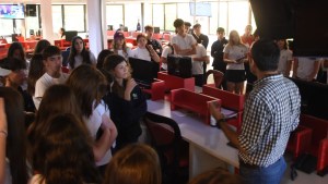 Alumnos de Cipolletti recorrieron el Diario RÍO NEGRO: conocieron la redacción y rotativas, en Roca