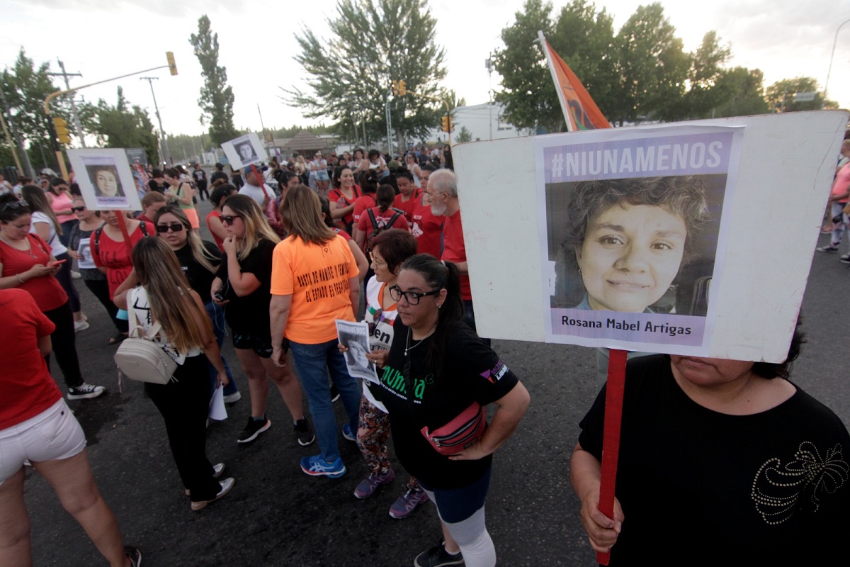 Familiares, amigos y vecinos marcharon en Plottier exigiendo la aparición de Rosana. Foto: Oscar Livera. 