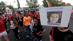 Marcharon y cortaron la Ruta 22 pidiendo la aparición de Rosana en Plottier