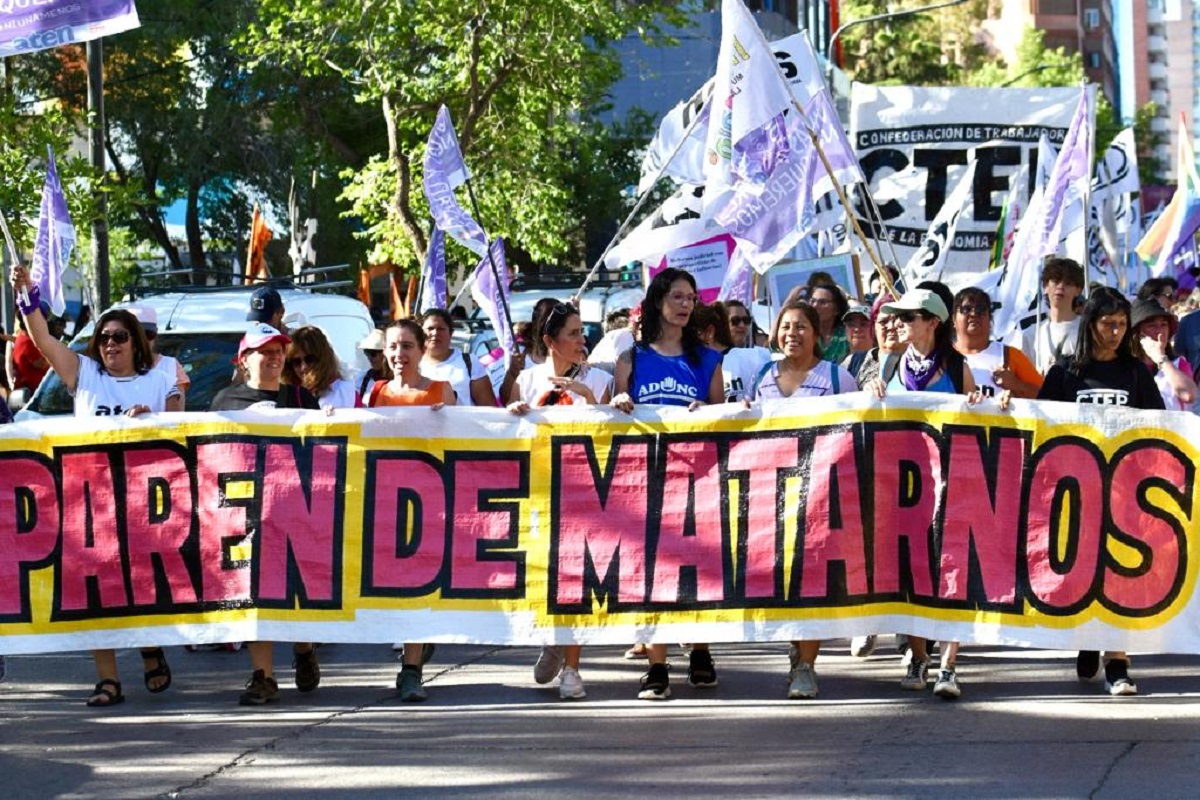 Marcha en Neuquén por el día internacional de lucha contra la violencia de género. Foto: Matías Subat. 