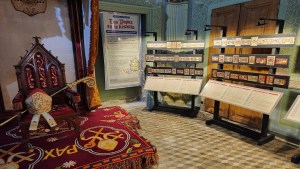 La muestra «Los Papas en la Historia» se muda al museo Salesiano en Viedma