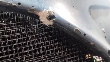 El tercer impacto fue hallado en la parte delantera del auto. Foto: Gentileza Olé. 