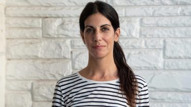 De Luca también es autora de libros para niños como "Ratón de Biblioteca" o "Ansiosa", del libro de relatos "Las fiestas no son para los niños" y de la novela "Otras cosas por las que llorar".