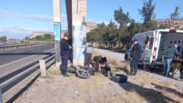 Cayó del puente aéreo de Ruta 22 en moto y está grave, en Regina