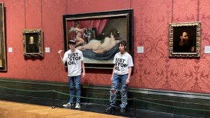 Detienen a dos activistas climáticos por atacar el cuadro «La Venus del Espejo» de Velázquez, en Londres