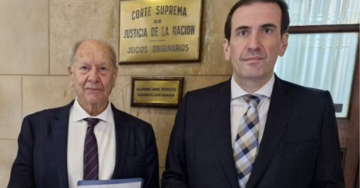 César Gas, diputado provincial, y Pablo Cervi, diputado nacional, de Juntos por el Cambio hicieron una presentación en la Corte Suprema de Justicia (Prensa JxC)
