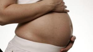Subrogación de vientre: ordenan que se otorgue la asignación por maternidad a una madre no gestante
