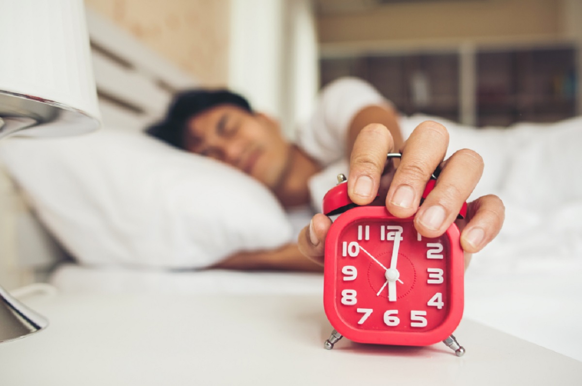 Posponer la alarma al despertarte es un hábito que podría ayudarte. Imagen de jcomp en Freepik