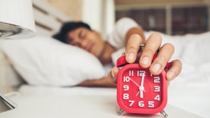 Posponer la alarma al despertarte es un hábito que podría ayudarte