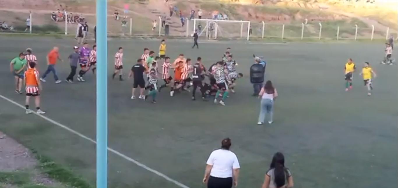 El partido entre Añelo y San Patricio tuvo un final bochornoso. (Foto: Captura Acordes Deportivos)