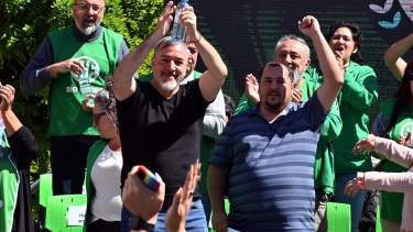 Rodolfo Aguiar y Rodrigo Vicente encabezaron el acto en Viedma. Foto: Marcelo Ochoa.