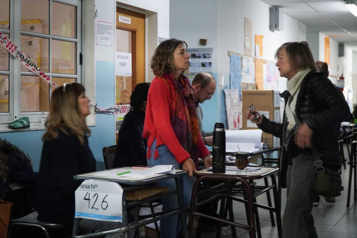 En Bariloche votan más de 106.000 electores en este balotaje 2023. Foto: Marcelo Martinez