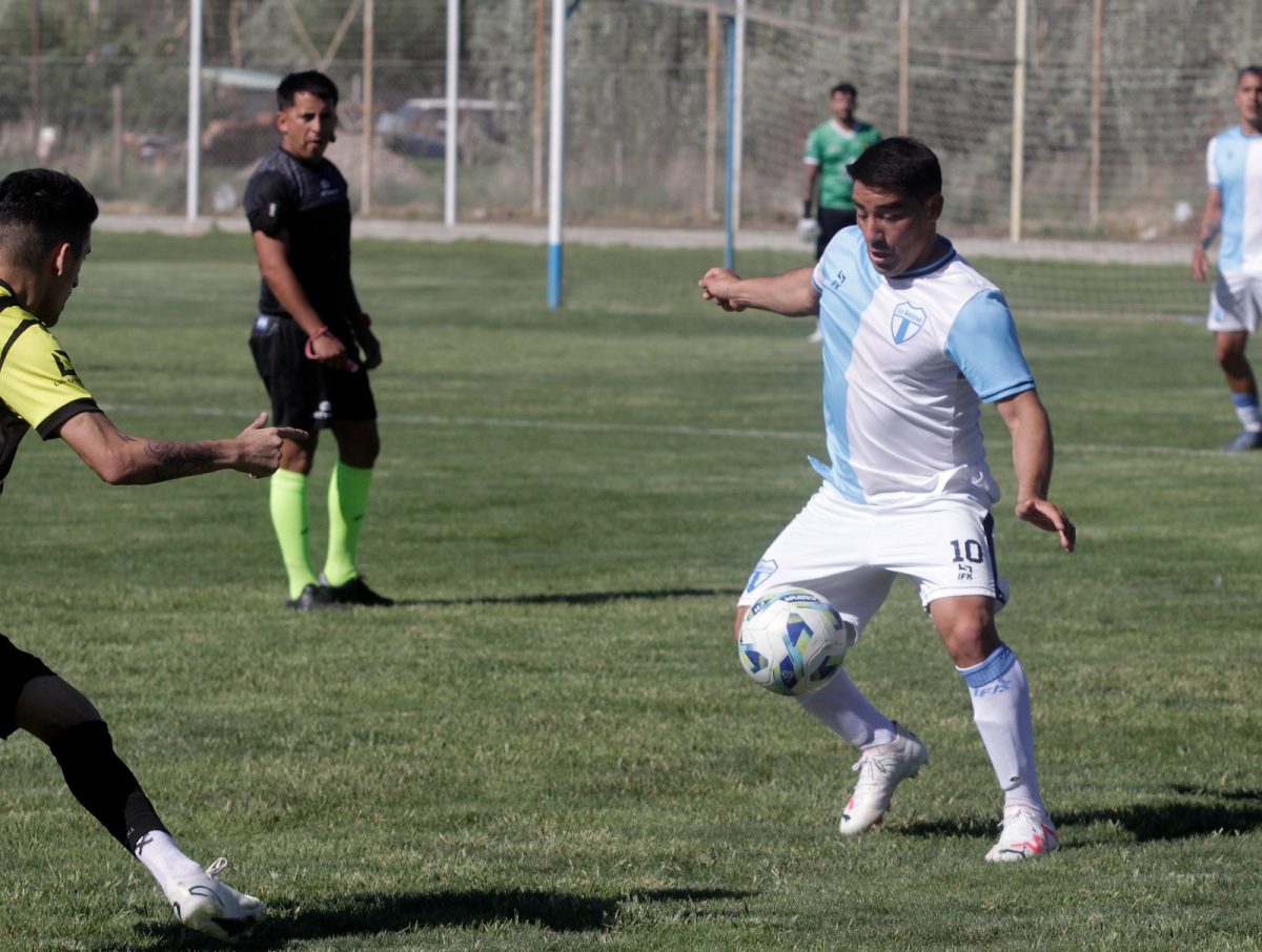 Guajardo metió el primer gol de La Amistad de penal. (Foto: Oscar Livera)
