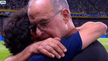 Marcelo Bielsa se reencontró con Lionel Scaloni y Pablo Aimar, antes del inicio del partido entre Argentina y Uruguay. Foto: NA