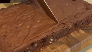 Brownie 3 chocolates por Dolli Irigoyen