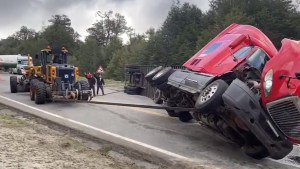 Video: retiraron el camión que volcó y bloqueaba la ruta al paso Paso Samoré
