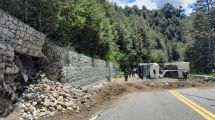 Imagen de Un chofer en estado reservado, tras el vuelco de un camión en Ruta 40, en el Camino de Los Siete Lagos