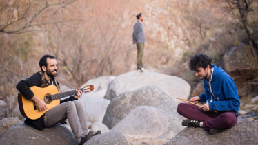 Toch, la banda formada por Juan Pablo y Andrés Toch y Martín Ellena, fotografiados en las Sierras Chicas, al norte de la ciudad de Córdoba, Argentina. El grupo da a conocer los paisajes y la flora de la provincia de Córdoba a través de su música (Imagen: Rodrigo Soria / Toch).

