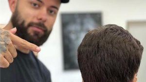 Un peluquero coloca prótesis capilares gratuitas a niños que sufrieron accidentes en Brasil