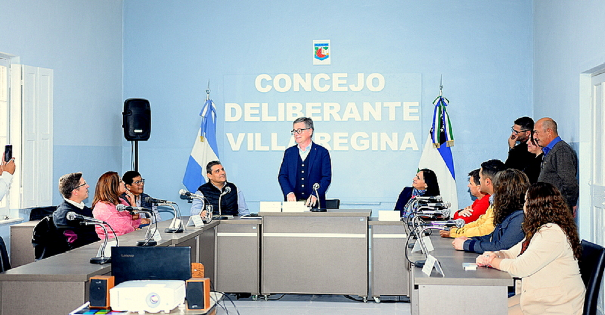 El referente Carlos Dellasega en Villa Regina. Foto gentileza Concejo Deliberante