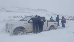 Video | “Con esta camioneta imposible quedarse”: familia fue rescatada en la nieve, en Neuquén