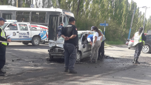 Fuerte choque sobre Ruta 65, en Roca: una mujer fue trasladada al hospital local