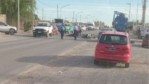 Fuerte choque entre una moto y un auto en Neuquén: «El auto le destrozó el tobillo y el pie»